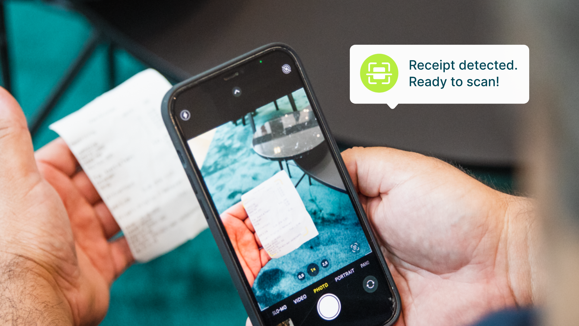 Person som håller i telefonen och skannar ett kvitto.